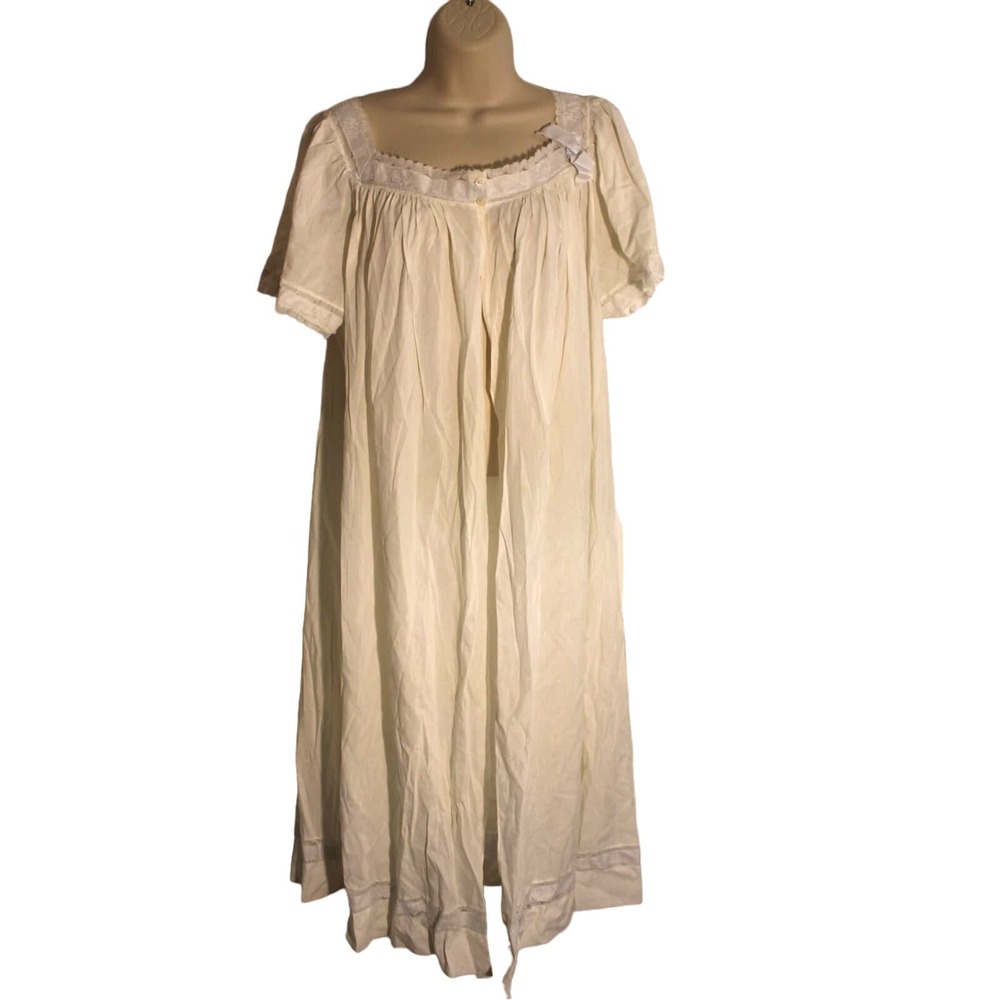 Colony Club Vintage Ivory Robe with Lace Neckline sz L